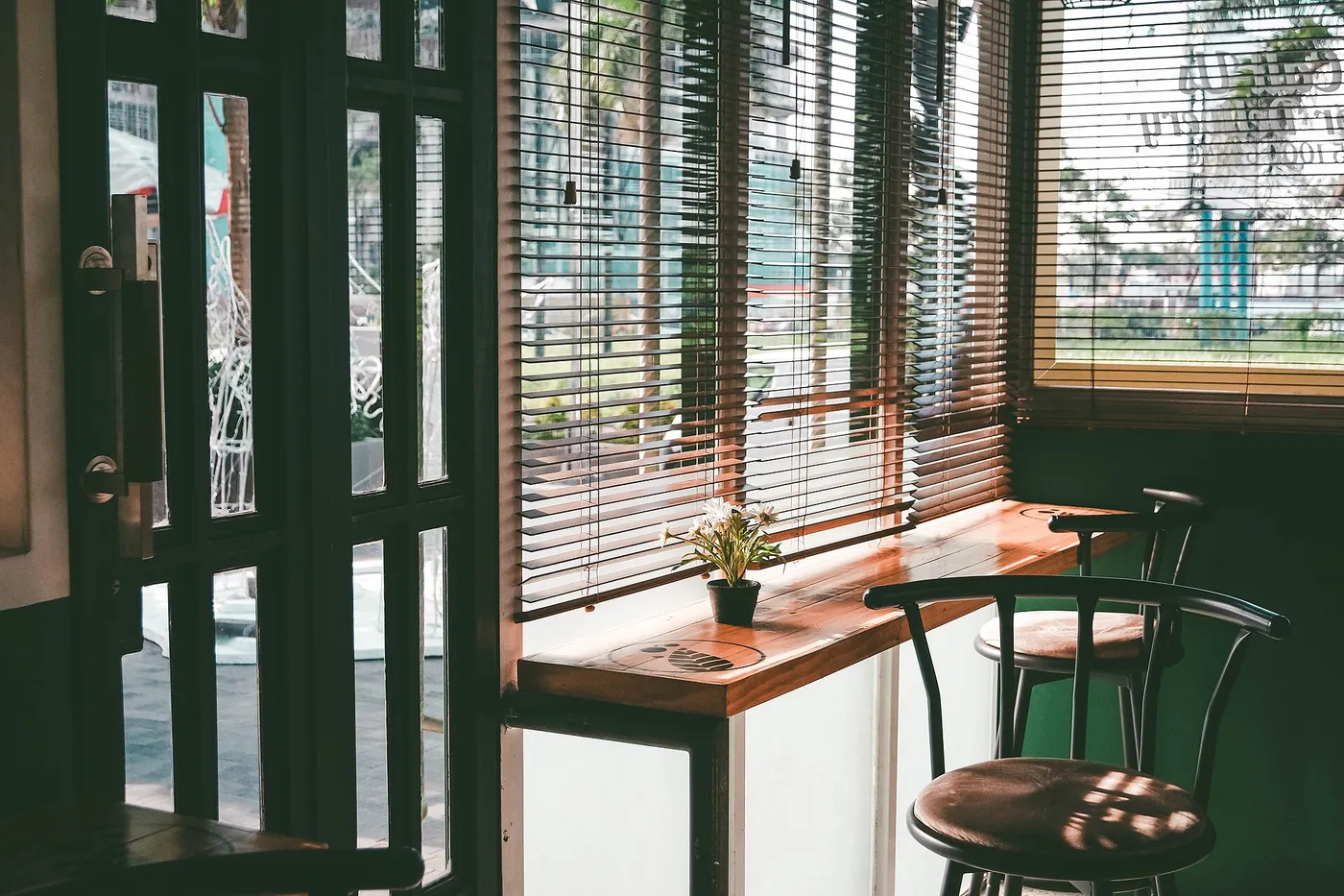 Rincón del café con mesa de madera y luz natural