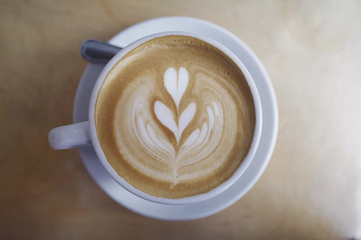 Latte art servido en taza de cerámica