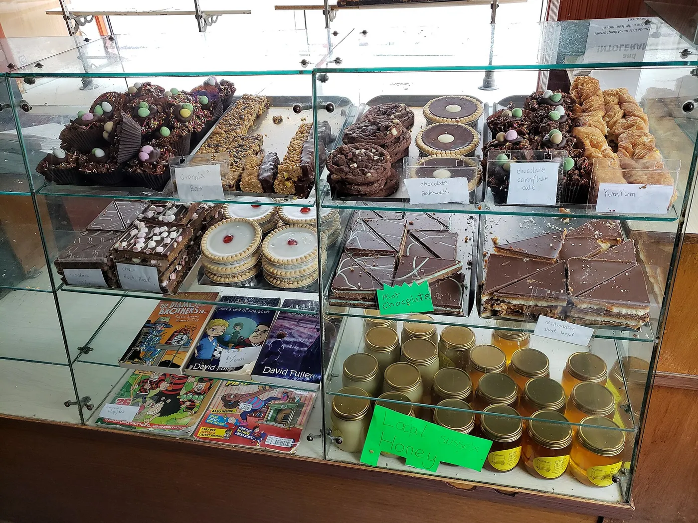 Vitrina con repostería recién horneada