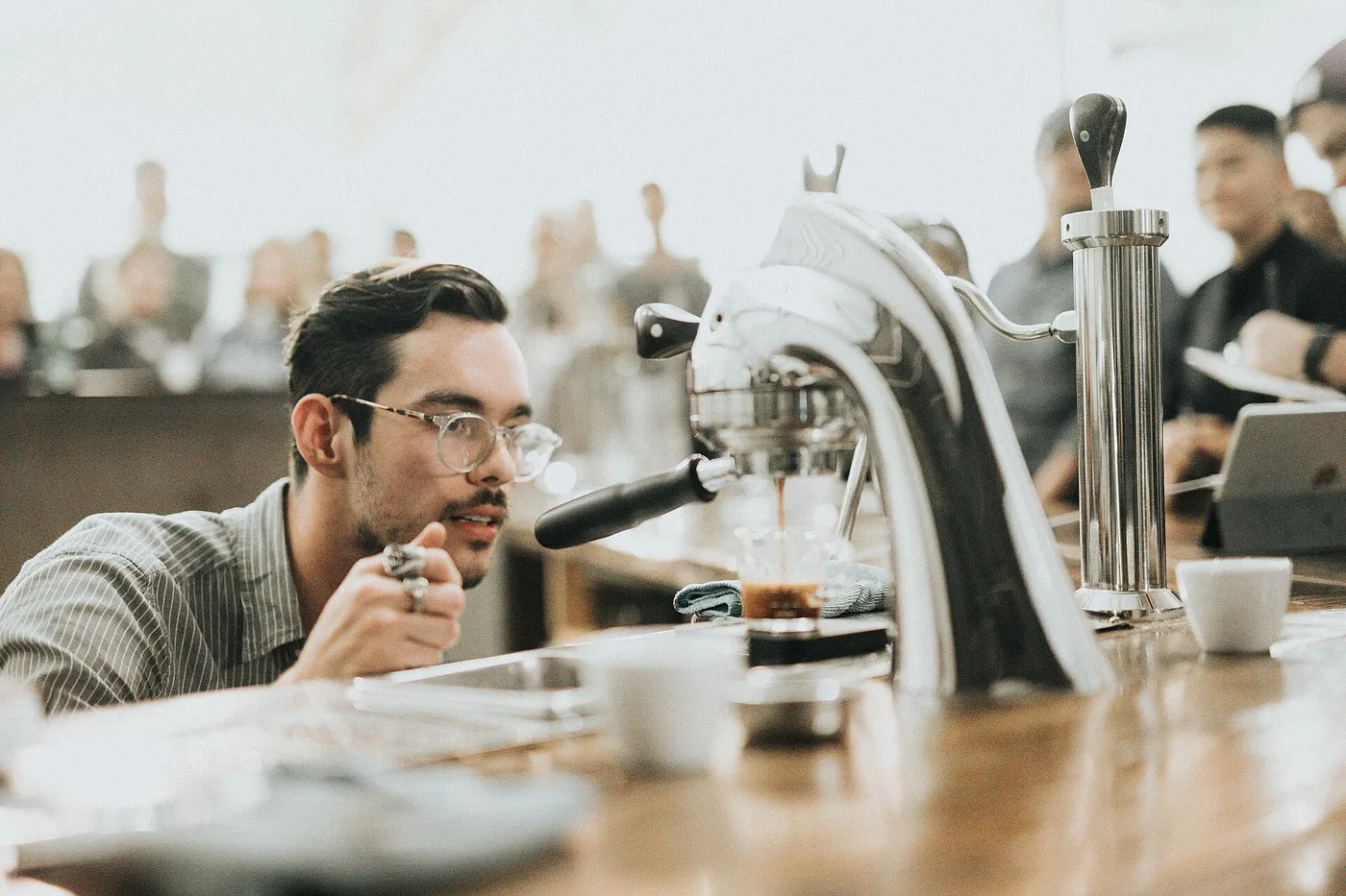 Barista vertiendo leche para preparar un latte