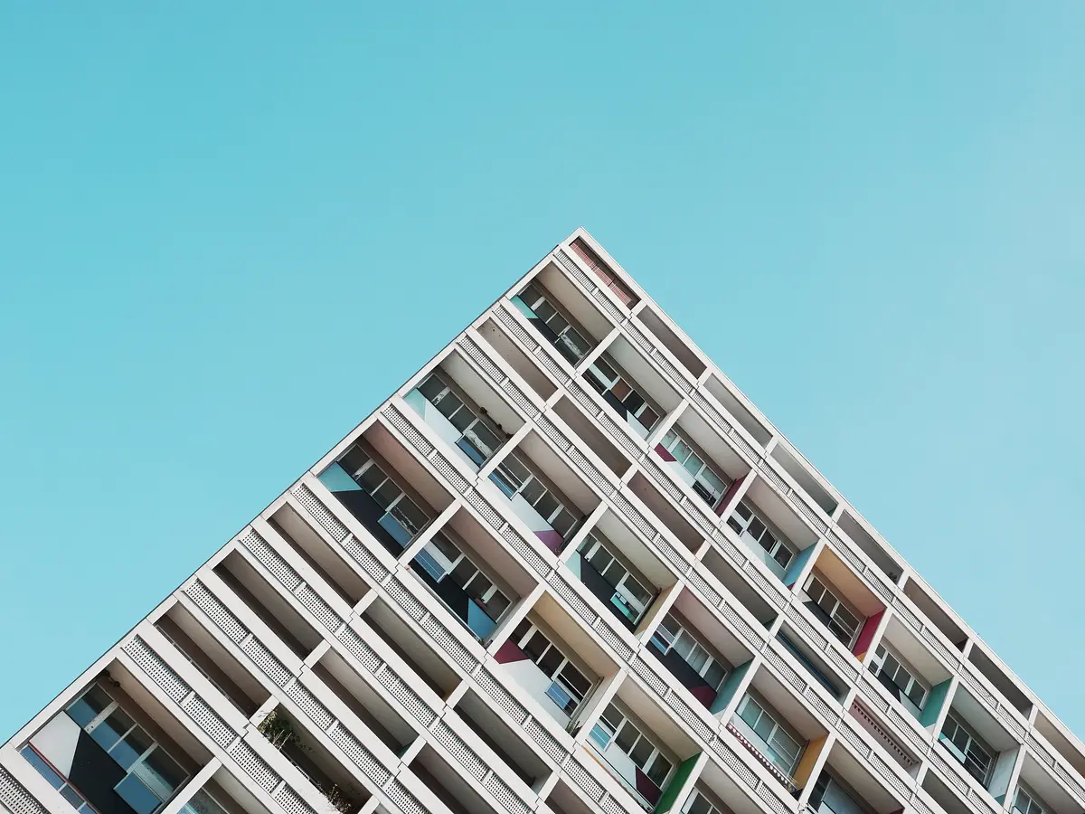Edificio residencial de concreto visto desde abajo contra el cielo