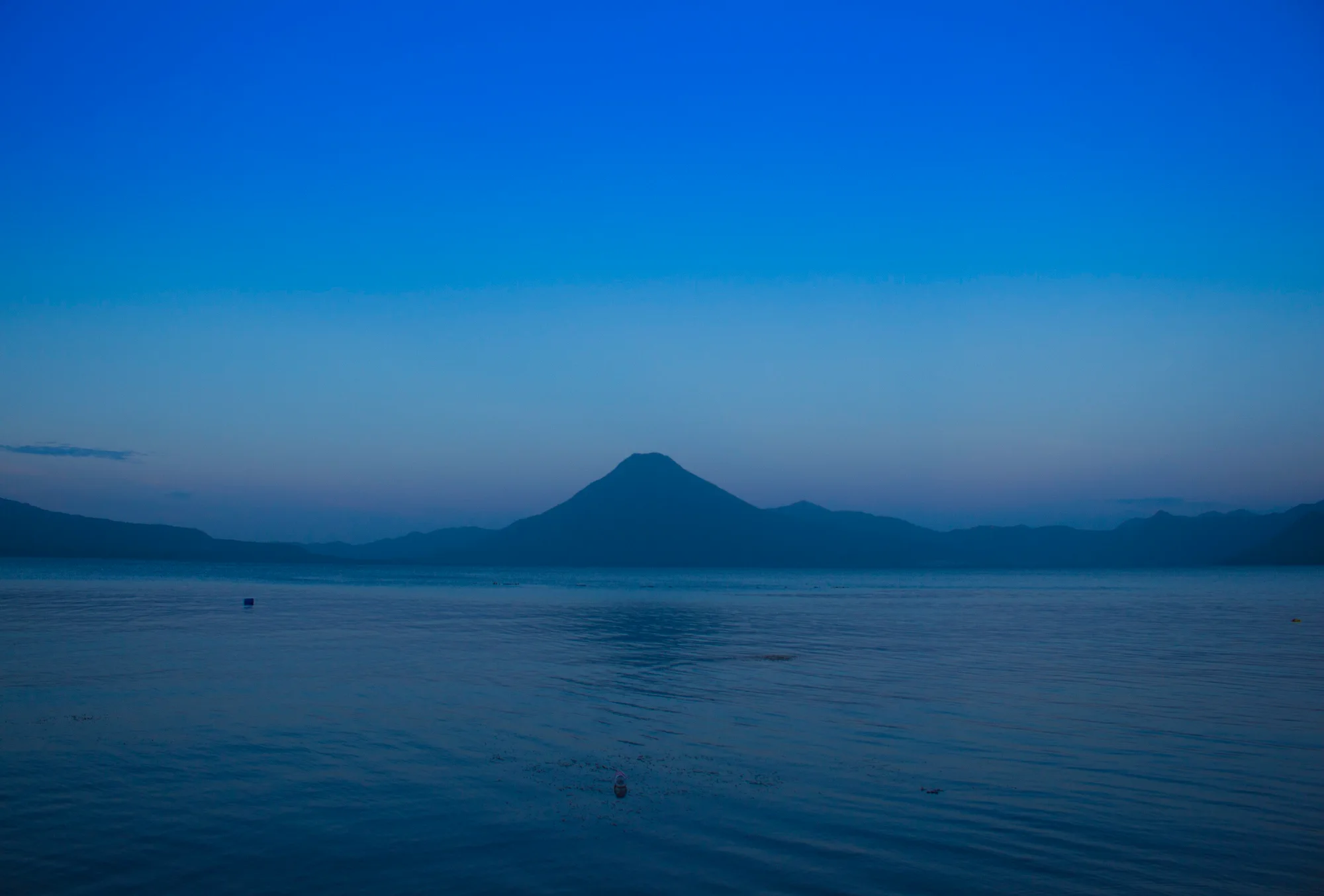 Lago de Atitlán al amanecer con los volcanes al fondo
